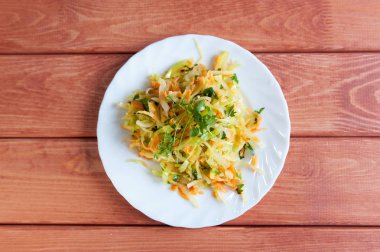 Lahana, havuç ve Yeşiller ile taze yaz salatası