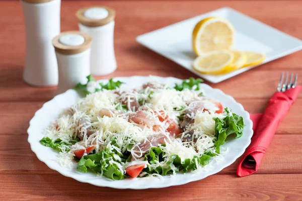 Caesar-Salat mit Omul — Stockfoto