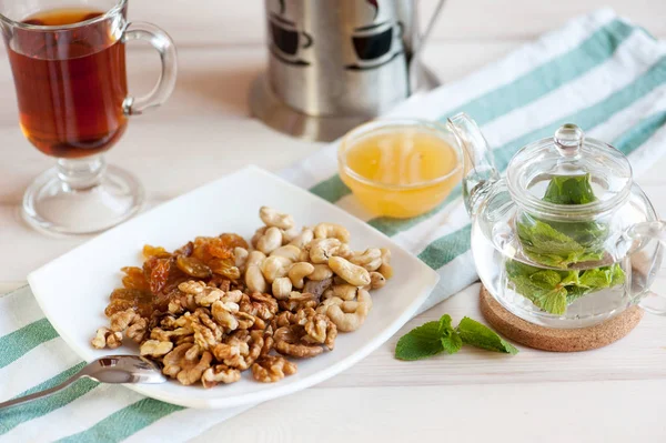 Healthy breakfast: nuts mix and mint tea — Stock Photo, Image