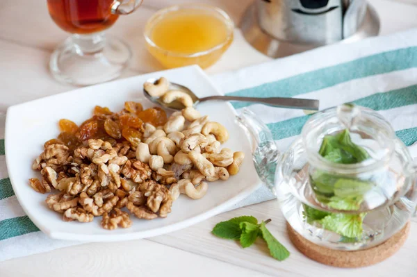 Healthy breakfast: nuts mix and mint tea — Stock Photo, Image