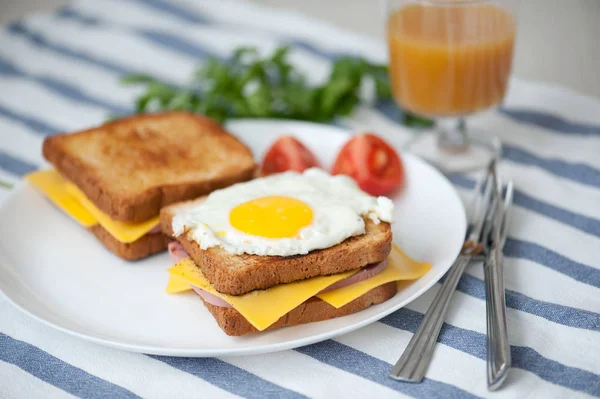croque madame - jambon, peynir ve kızarmış yumurta sandviç