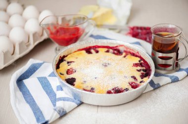 Berry doldurma ile geleneksel pasta