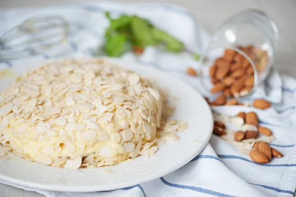 Zelfgemaakte zoete cake met amandelen en room — Stockfoto