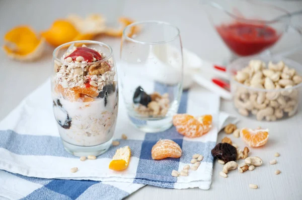 Yoğurt yulaf granola çilek, mandarin ve cam kavanoz içinde fındık ile — Stok fotoğraf