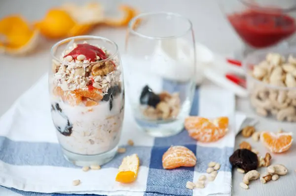 Yoğurt yulaf granola çilek, mandarin ve cam kavanoz içinde fındık ile — Stok fotoğraf