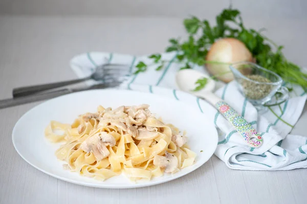 Pasta con champiñones y salsa — Foto de Stock