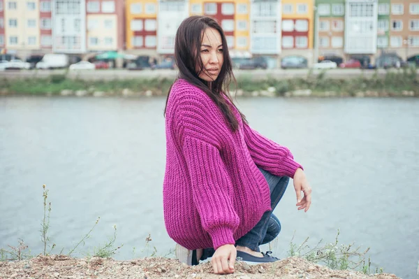 Cardigan di maglia viola sulla ragazza con i capelli lunghi — Foto Stock