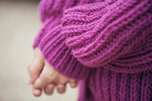 Fialový pletený svetr, detaily. — Stock fotografie