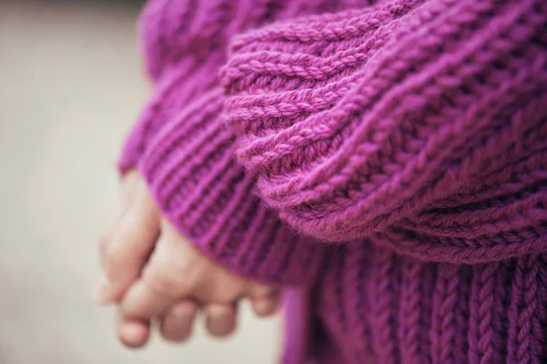 Cardigan in maglia viola, dettagli . — Foto Stock