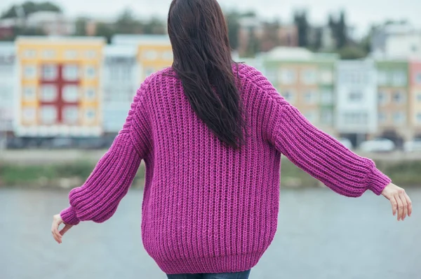 Fialový pletený svetr na dívka s dlouhými vlasy — Stock fotografie