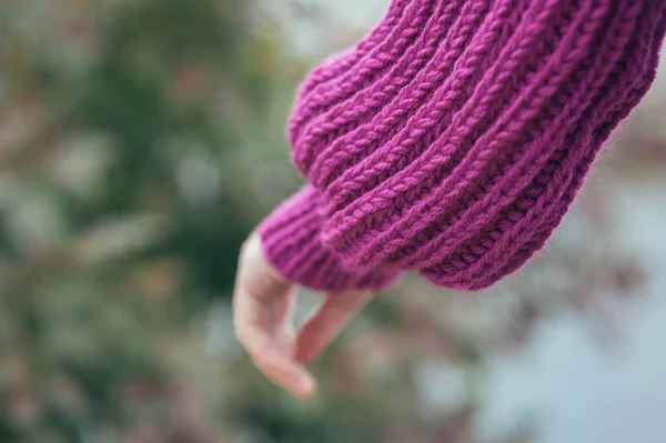 Fialový pletený svetr, detaily. — Stock fotografie