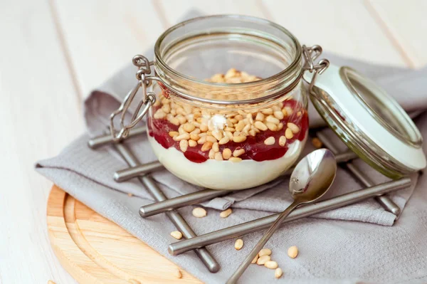 Colazione mattutina con pinoli, marmellata e yogurt — Foto Stock