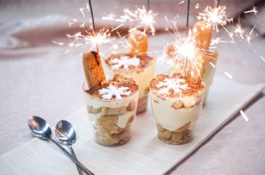 Kek krem tatlı tiramisu ve bengal ışık