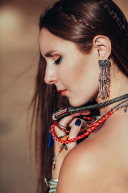 Boho aksesuarları giyen çekici genç kadın yakın çekim