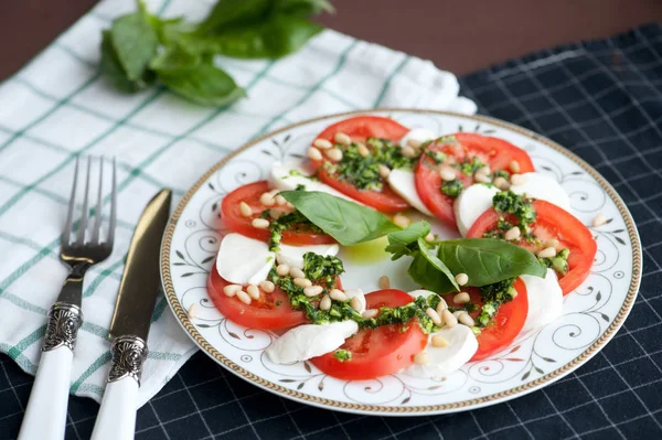 Insalata di caprese con pinoli — Foto Stock