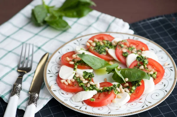 Insalata di caprese con pinoli — Foto Stock