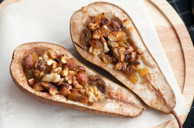 Bal ve fındık bir ahşap plaka ile pişmiş armut gelen tatlı