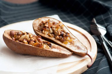 Bal ve fındık bir ahşap plaka ile pişmiş armut gelen tatlı.