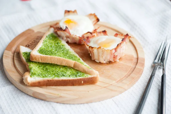 Pesto tostato e uova in pancetta a colazione . — Foto Stock