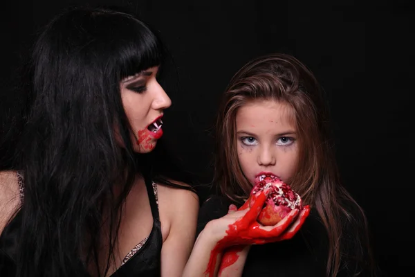 Meisje en jonge vrouw in beeld voor Halloween — Stockfoto