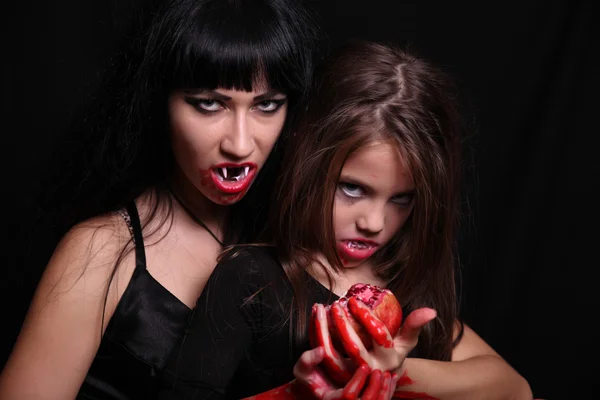 Meisje en jonge vrouw in beeld voor Halloween — Stockfoto