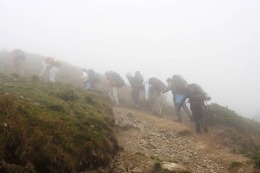 Dik tırmanış sis dağında