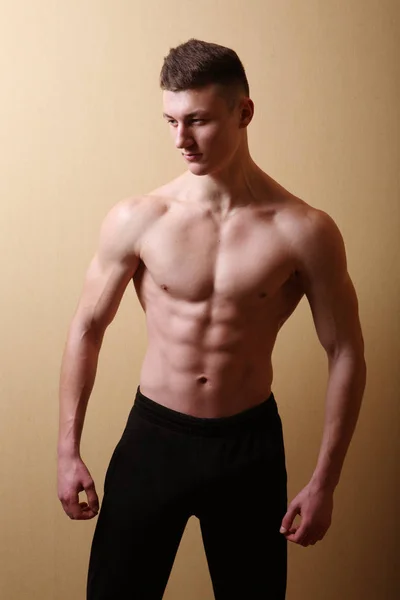En ung man visar torso — Stockfoto