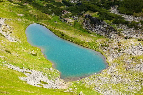 Jezioro górskie w Karpatach — Zdjęcie stockowe