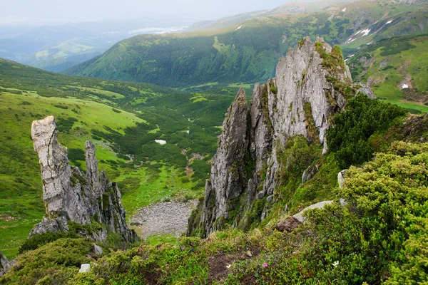 Roca agujas a lo largo de la cresta Chornohora, los Cárpatos — Foto de Stock