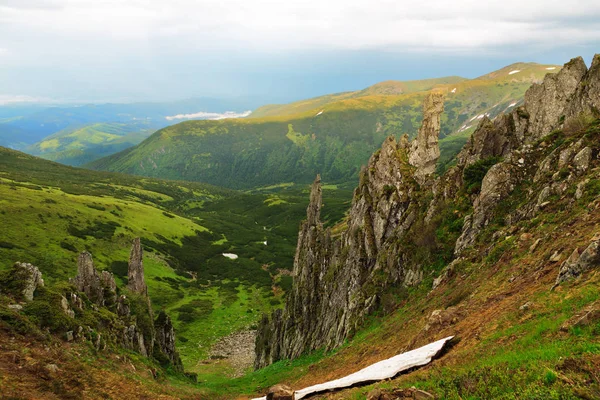 Roca agujas a lo largo de la cresta Chornohora, los Cárpatos — Foto de Stock