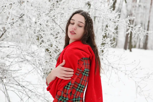 Девушка в красном шарфе — стоковое фото