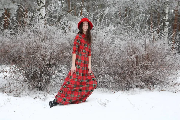 Fille dans un chapeau rouge — Photo