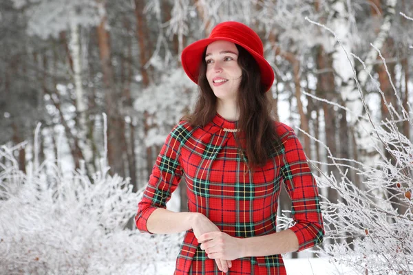 Κορίτσι σε ένα κόκκινο καπέλο — Φωτογραφία Αρχείου