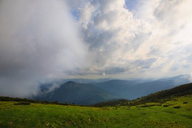 Karpatlar gökyüzünde renkli bulutlar