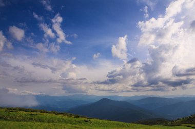 Karpatlar gökyüzünde renkli bulutlar