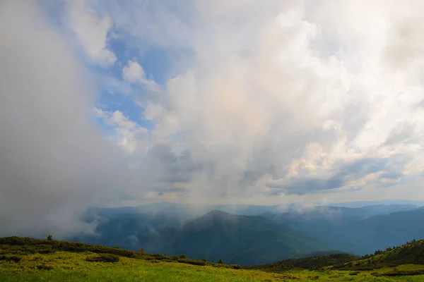 Nuvens coloridas no céu Cárpatos — Fotografia de Stock