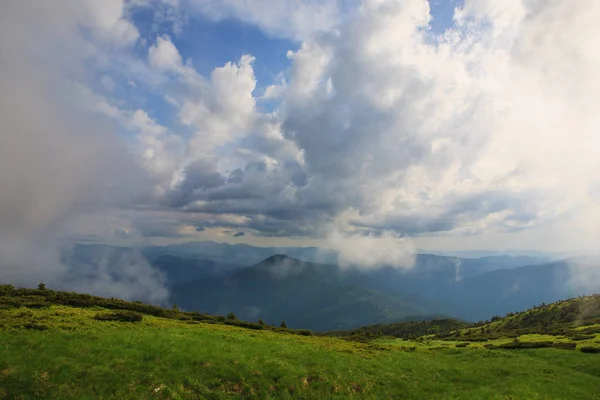 Nuvens coloridas no céu Cárpatos — Fotografia de Stock