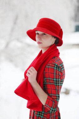 Kırmızı şapkalı kız
