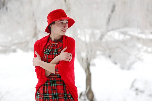 Fille dans un chapeau rouge — Photo