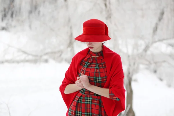 Menina em um chapéu vermelho — Fotografia de Stock