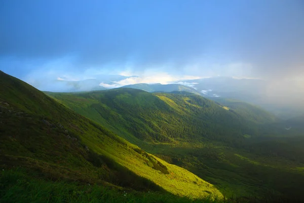 Cloudy morning in the Carpathians. — Stock Photo, Image