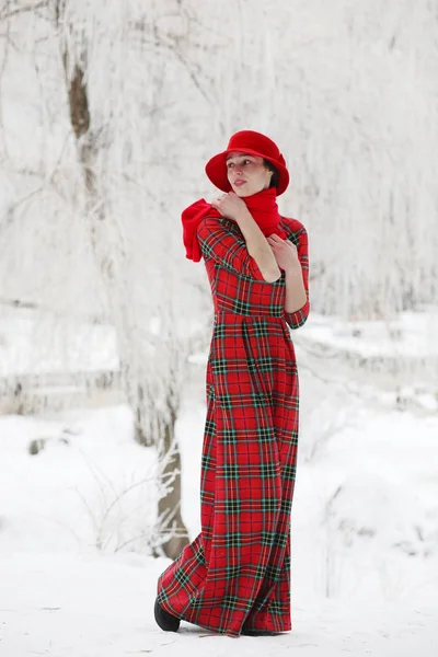 Fille dans un chapeau rouge — Photo