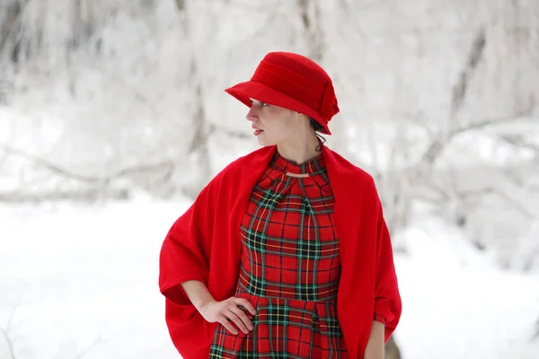 Fille dans un chapeau rouge — Photo