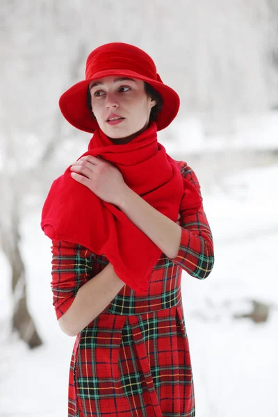 Fille dans un chapeau rouge — Photo