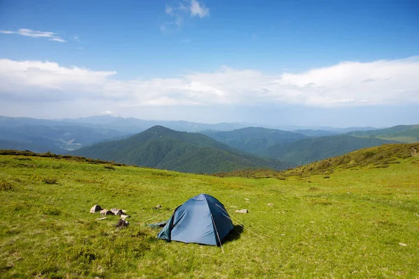 Туристическая палатка на альпийском лугу — стоковое фото