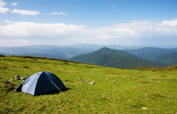 Туристическая палатка на альпийском лугу — стоковое фото