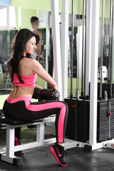 Una joven en el gimnasio — Foto de Stock