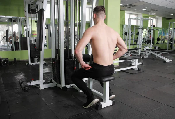 Der junge Mann in der Turnhalle — Stockfoto