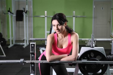 Spor salonunda eğitimli genç bir kadın