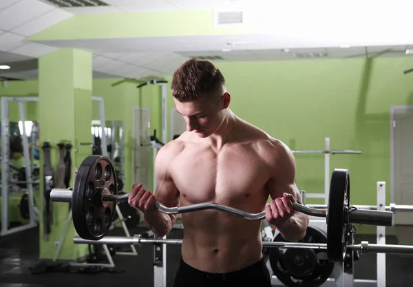 El joven está entrenando en el gimnasio. —  Fotos de Stock